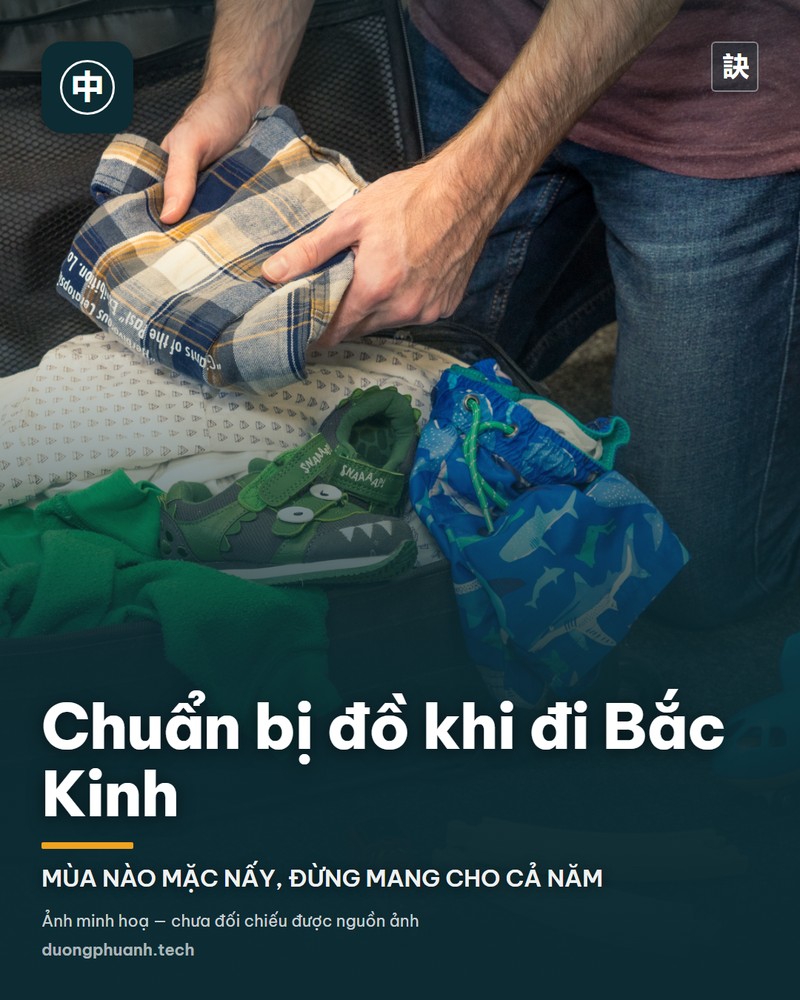 Phố Qianmen ở Bắc Kinh trong ngày tuyết rơi, người đi bộ quấn áo khoác dày bên cạnh xe điện và cổng thành cổ