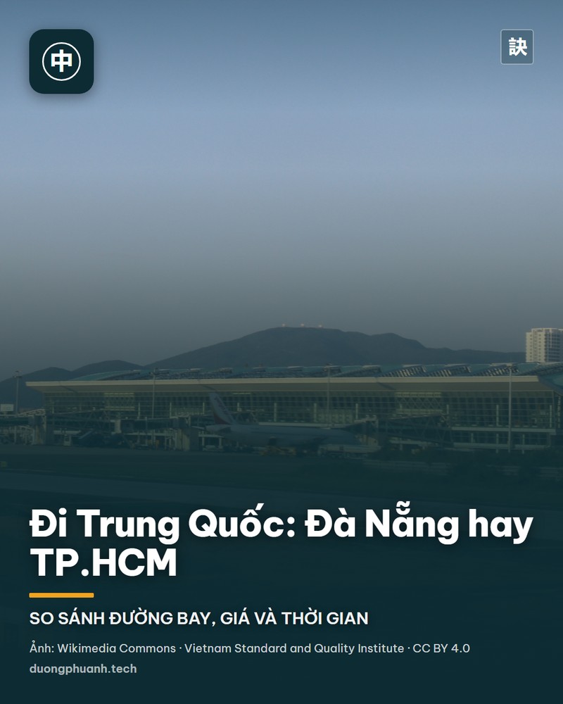 Máy bay Boeing 787-8 của China Southern Airlines lăn trên đường lăn sân bay Bạch Vân, Quảng Châu, nhà ga và cột đèn sân đỗ ở phía sau