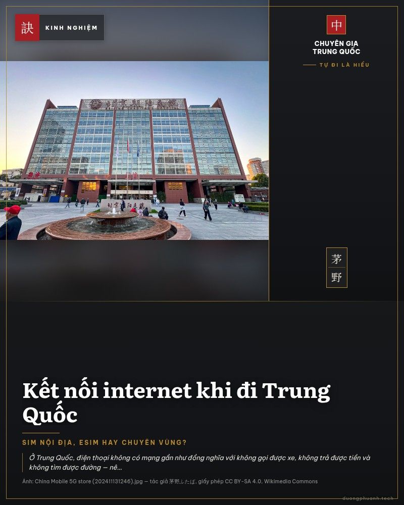 Cửa hàng China Mobile 5G ở Trung Quốc với bảng hiệu xanh lớn và dãy quầy điện thoại bên trong trung tâm thương mại