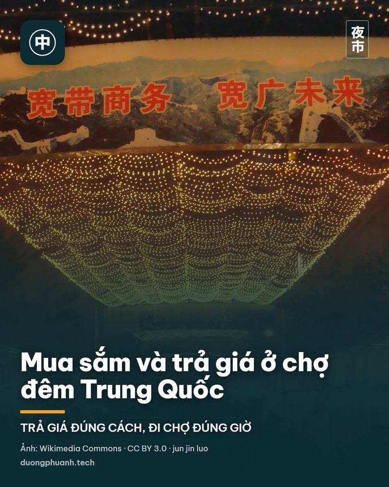 Chợ đêm ở Bắc Kinh về đêm với quầy hàng rực đèn lồng đỏ, người bán đội mũ đầu bếp và du khách đi dạo giữa các sạp hàng