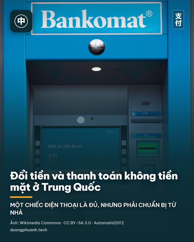 Tấm biển dán trên bàn gỗ ở một quán cà phê Trung Quốc, in hai mã QR lớn với dòng chữ 微信支付 WeChat và 支付宝钱包 Alipay Wallet, kèm hướng dẫn quét mã để trả tiền trước khi gọi đồ uống