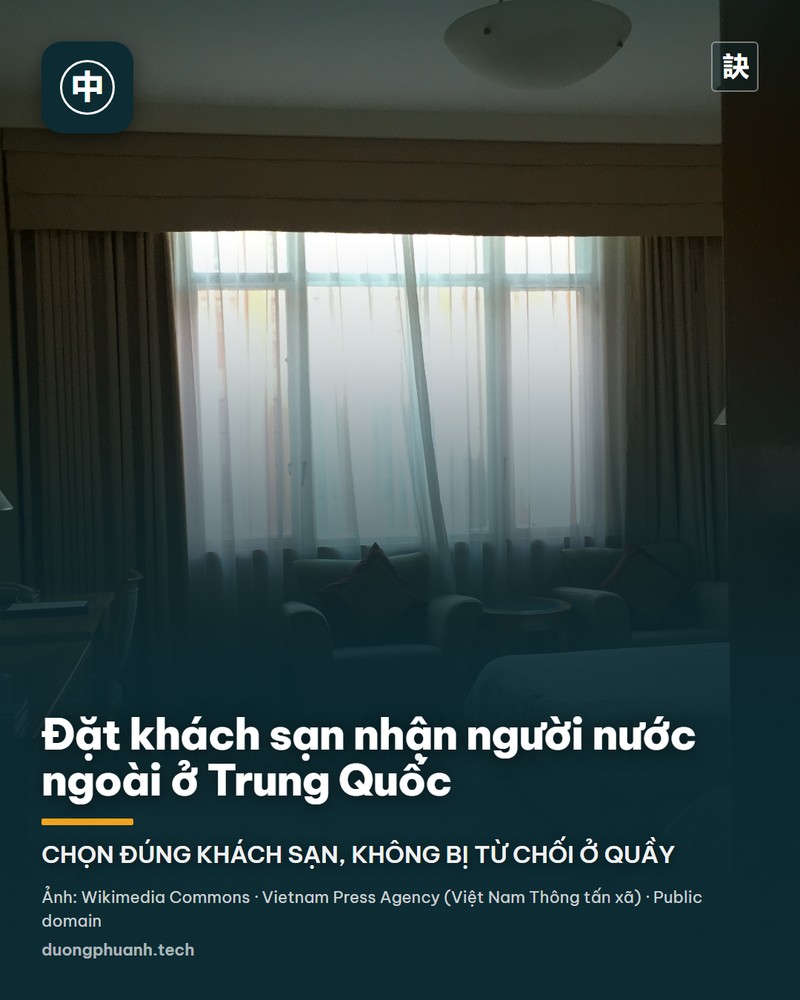 Sảnh đón khách sáng sủa của một khách sạn ở Bắc Kinh, quầy lễ tân dài bằng đá sáng màu, nhân viên đứng sau quầy làm thủ tục cho khách, sàn gỗ bóng phản chiếu ánh đèn trần