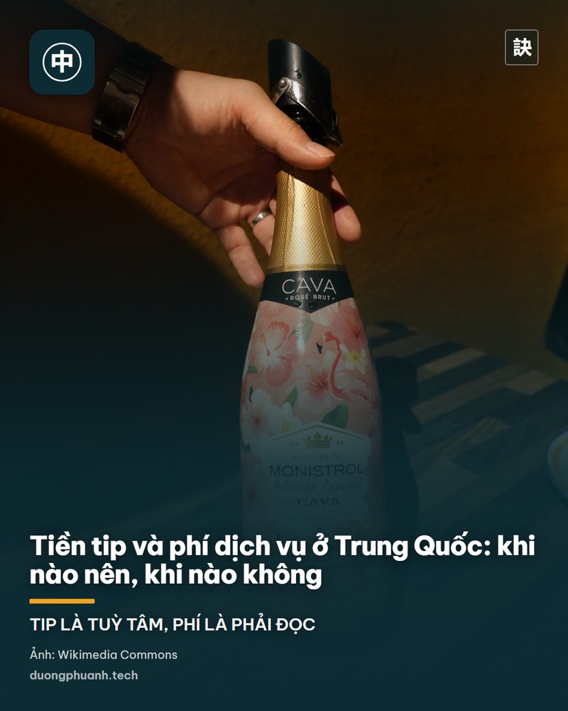 Người phụ nữ đứng quét mã thanh toán bằng điện thoại tại quầy bán đồ ăn trong một cửa hàng thực phẩm ở Trung Quốc, xung quanh là khách xếp hàng chờ mua