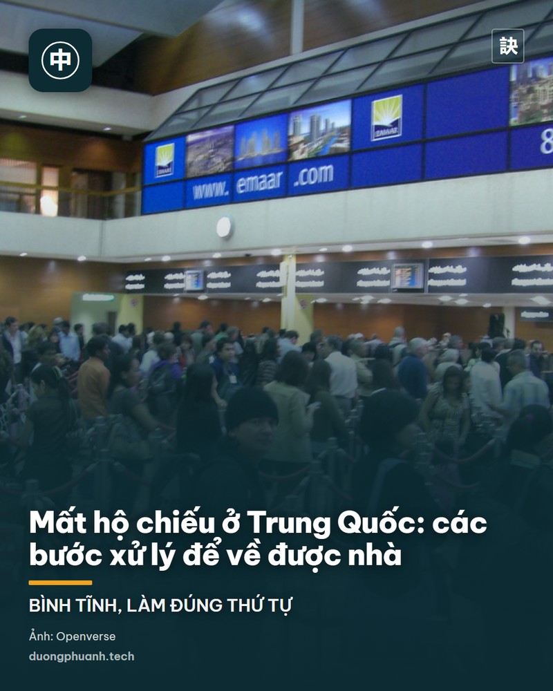 Bìa hộ chiếu Việt Nam màu xanh với quốc huy và hai dòng chữ Quốc hiệu cùng chữ Passport in vàng