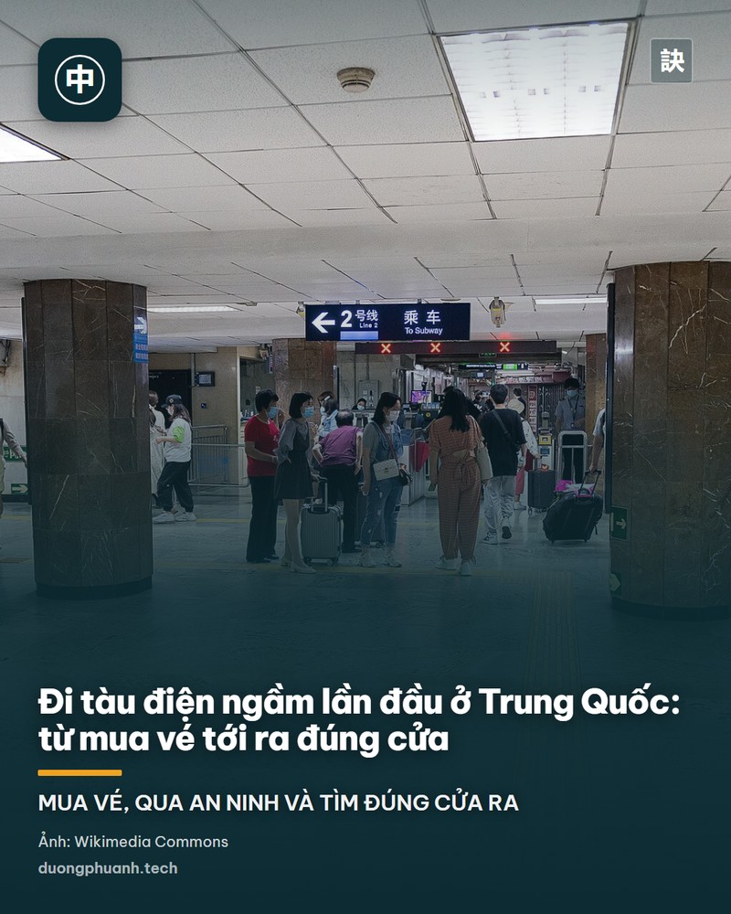 Sân ga tàu điện ngầm Thượng Hải với cửa chắn sân ga, ghế chờ màu vàng, thang cuốn và biển chỉ dẫn lối ra màu xanh bằng chữ Hán và chữ Anh
