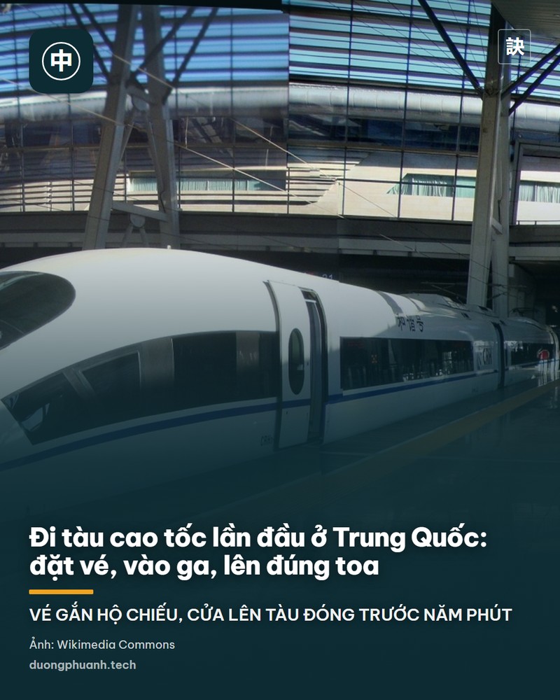 Đoàn tàu cao tốc Phục Hưng CR400AF màu bạc pha đỏ đang chạy trên đường sắt, phía sau là hệ thống dây điện trên cao và đường ray