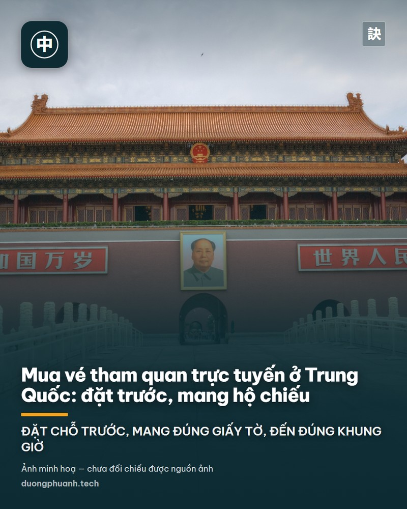 Bảo tàng Thượng Hải nhìn từ quảng trường với bậc thang rộng, du khách đi lại phía trước và một bảng thông báo dựng ở lối vào