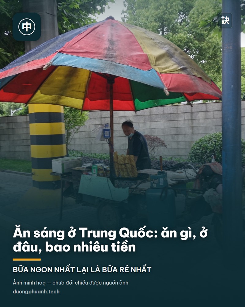 Quầy bữa sáng ở Bắc Kinh với các khay inox đựng quẩy, bánh nướng vừng, trứng và bánh mì kẹp thịt, bên cạnh là những nồi súp và cháo đang bốc khói