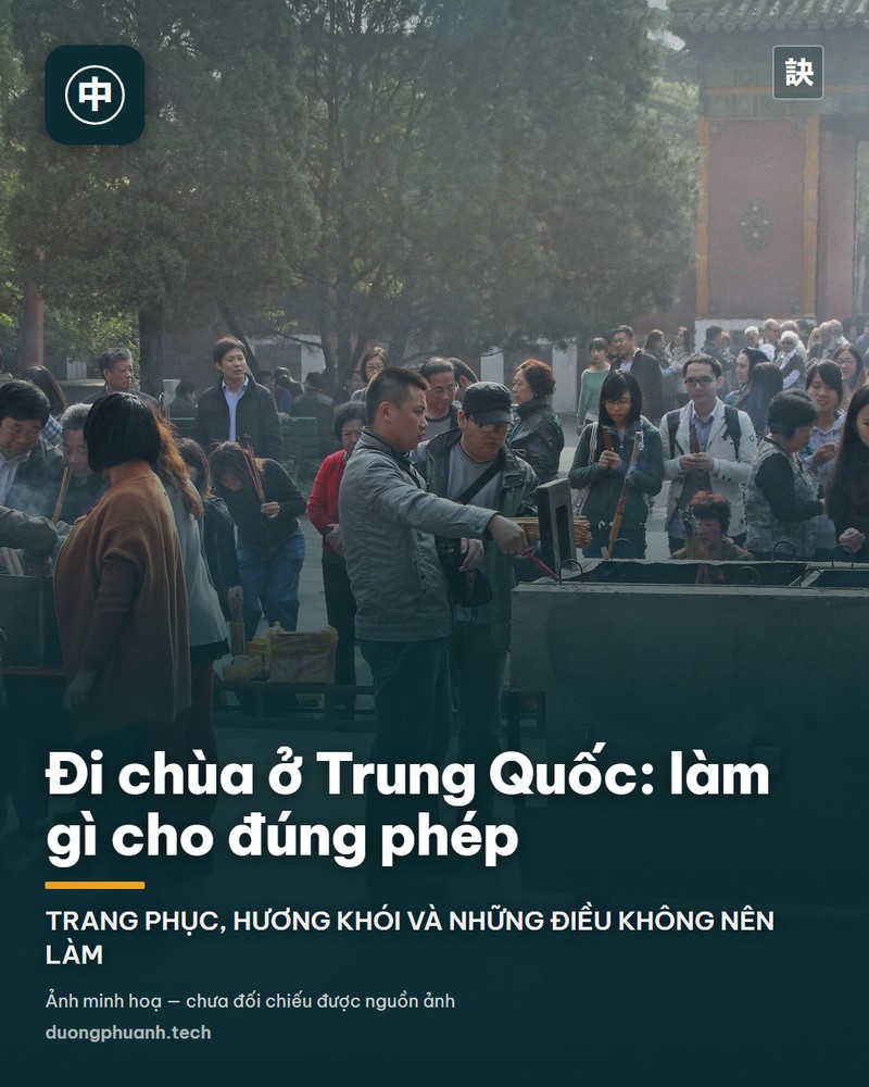 Người đàn ông mặc áo sơ mi đen, hai tay chắp trước ngực, mắt nhắm, giữ ba nén hương đang cháy trước sân chùa Ung Hoà ở Bắc Kinh, phía sau là những người dâng lễ khác