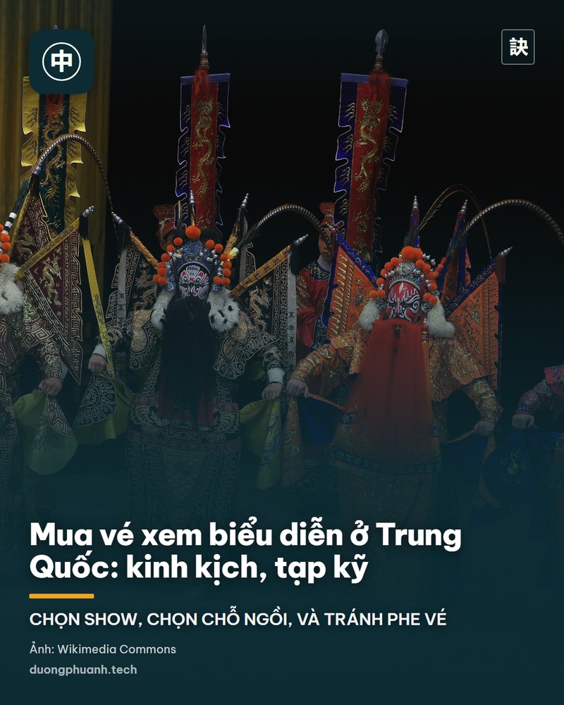 Nghệ sĩ kinh kịch trong bộ trang phục thêu hoa văn trắng và đỏ, mặt vẽ phấn trắng, tay cầm phất trần, đang diễn trên sân khấu nền đen