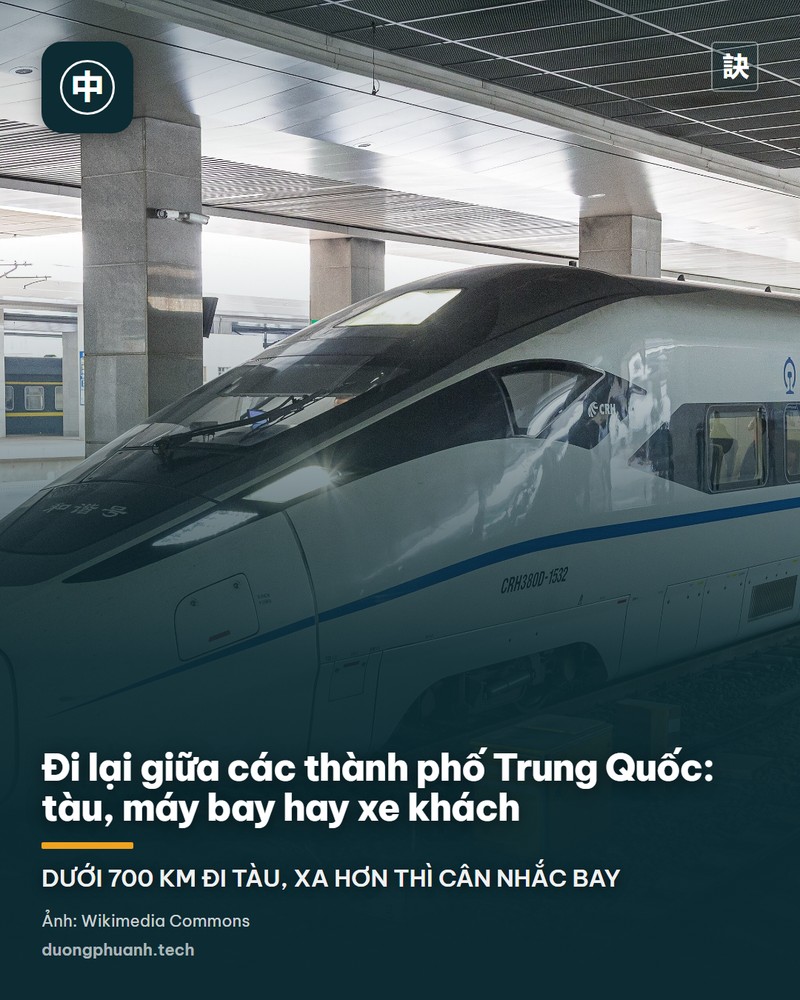 Ảnh: Đoàn tàu cao tốc Phục Hưng đậu ở sân ga Trịnh Châu Đông, hành khách xếp hàng lên toa dưới ánh đèn vàng