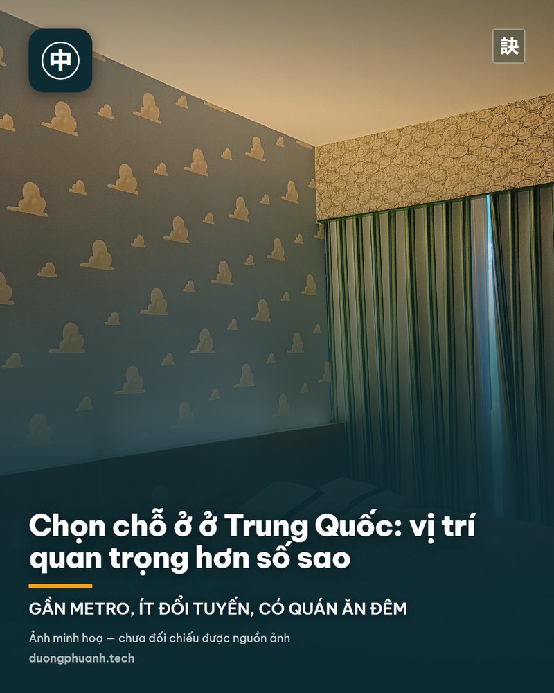 Ảnh: Sân trong một căn nhà kiểu tứ hợp viện trong ngõ hẻm Bắc Kinh, gạch xám, cửa gỗ đỏ và cây xanh