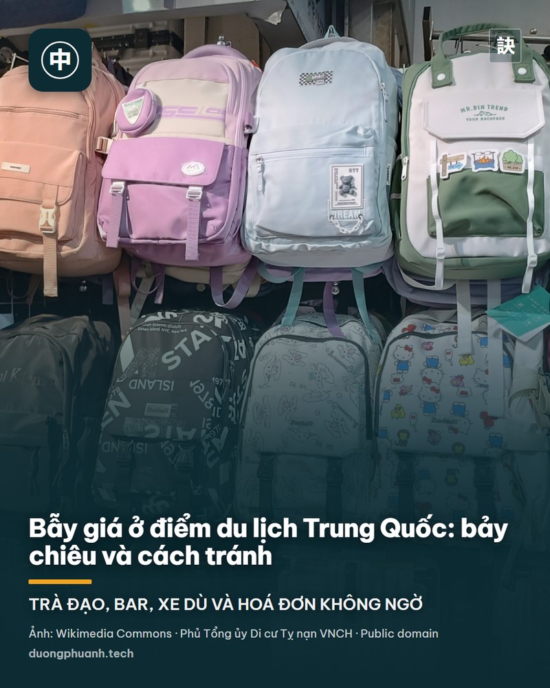 Ảnh: Một sạp hàng trong chợ Dự Viên ở Thượng Hải bày la liệt quà lưu niệm, tượng nhỏ và bùa đỏ móc thành dãy