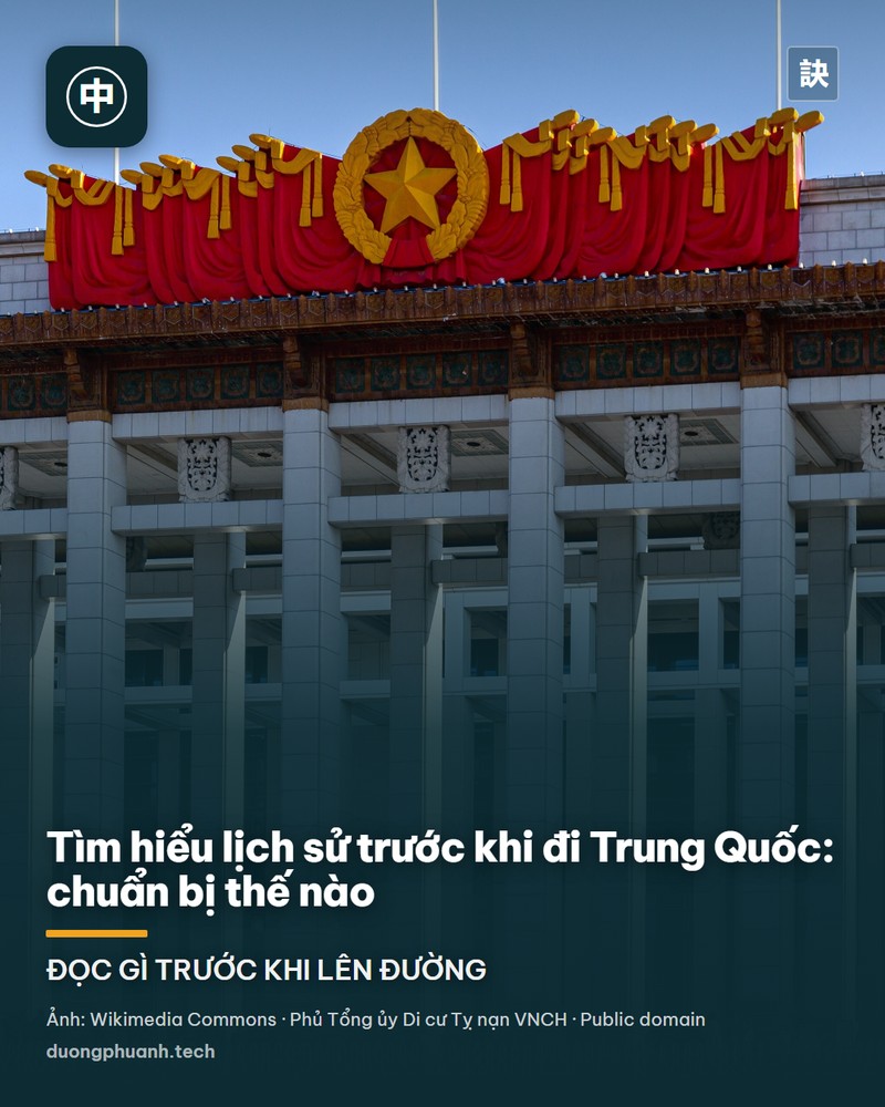 Sảnh triển lãm nghệ thuật trong Bảo tàng Quốc gia Trung Quốc, khách tham quan đứng xem các tác phẩm trưng bày trên tường dưới ánh đèn vàng, trần nhà cao