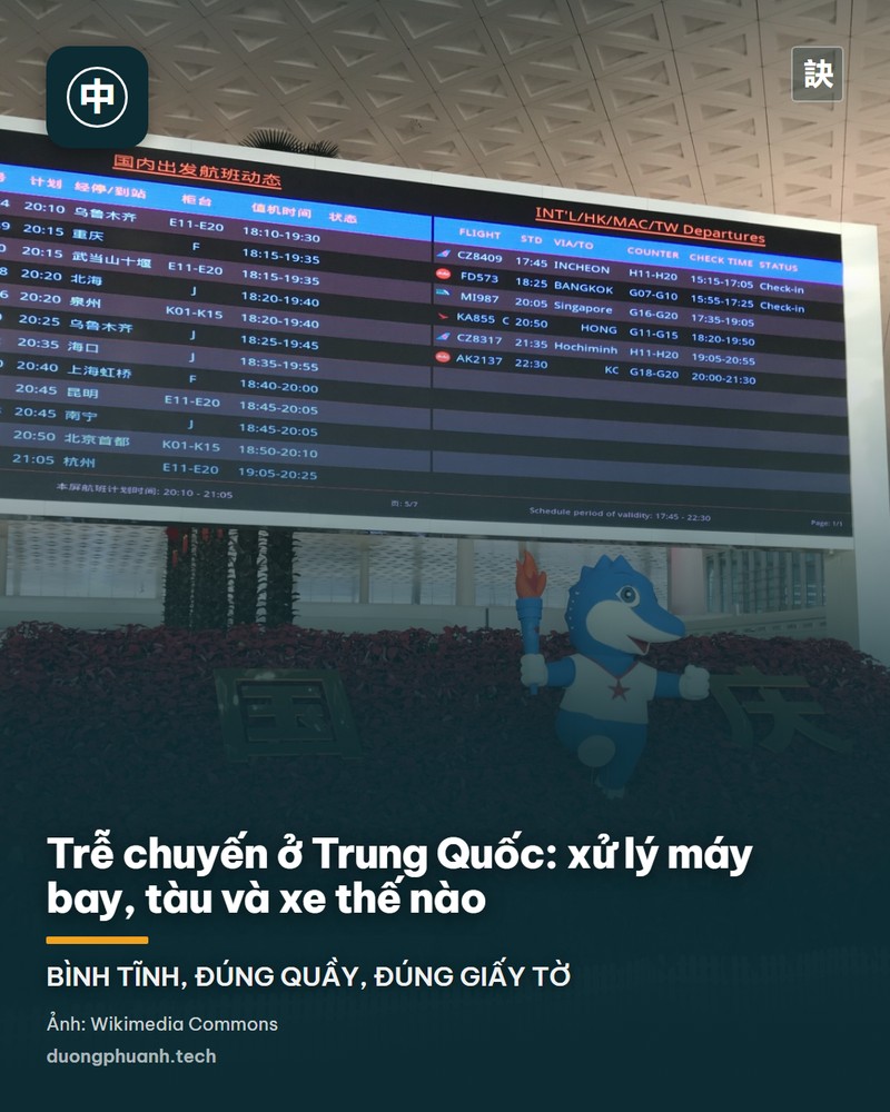 Bảng thông tin chuyến tàu trong sảnh chờ nhà ga đường sắt Hồng Kiều ở Thượng Hải, màn hình hiển thị giờ và số hiệu các chuyến dưới trần nhà lớn