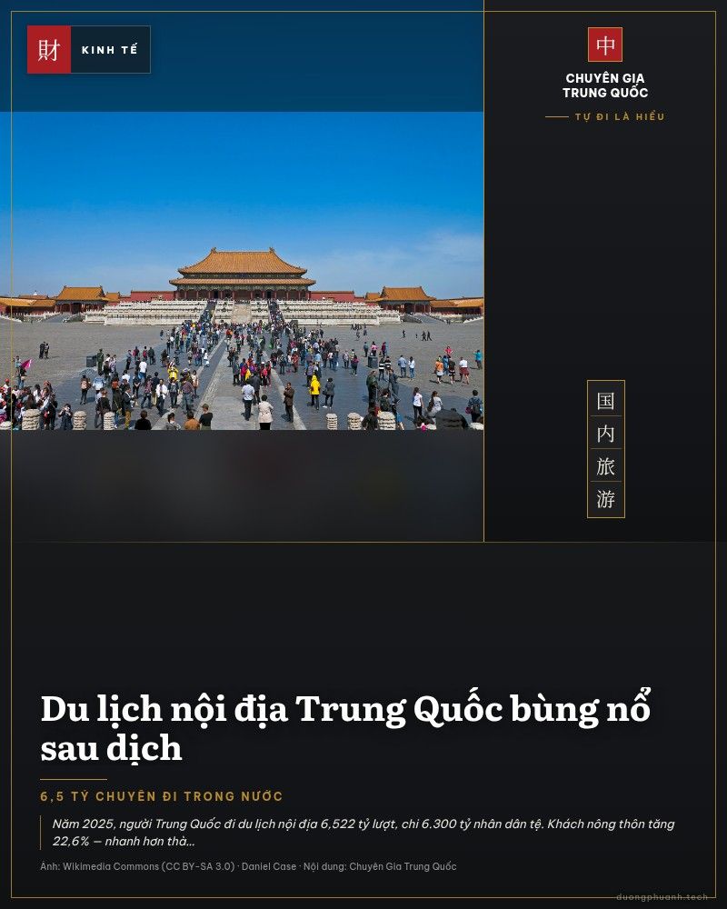 Rất đông du khách chen chúc trước điện Thái Hoà trong Tử Cấm Thành