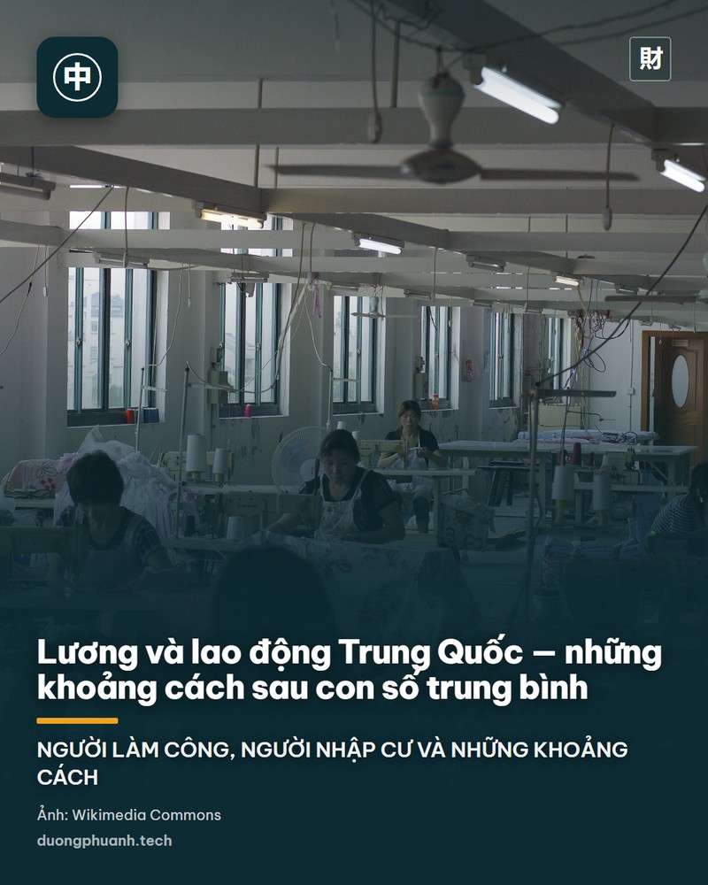 Bên trong một xưởng thuộc da ở Tân Tập, Hà Bắc: dãy công nhân ngồi dọc bàn gỗ dài, cúi xuống miếng da màu đỏ, tay cầm dụng cụ; cửa sổ lớn phía sau có lưới sắt, ánh sáng tự nhiên chiếu vào gian xưởng