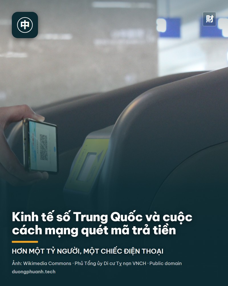 Tấm biển dán trên quầy gỗ in hai mã QR cạnh nhau để khách quét trả tiền, một mã của WeChat Pay và một mã của Alipay, kèm dòng chữ hướng dẫn bằng tiếng Trung và tiếng Anh
