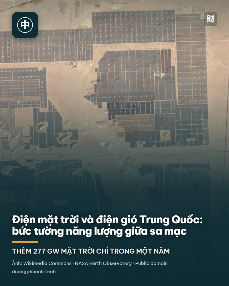 Ảnh chụp từ trên cao khu nhà máy điện mặt trời ở huyện Thiên Trấn, tỉnh Sơn Tây, gồm hai cánh đồng pin lớn nằm giữa vùng đồi núi khô cằn dưới bầu trời có mây