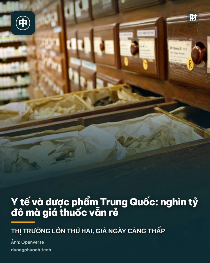 Tòa nhà cổ kính của Bệnh viện Đại học Y Liên minh Bắc Kinh (PUMCH) với mái ngói xanh, sân gạch rộng và hàng cây trơ lá, trời trong xanh, xe máy đậu trước cổng