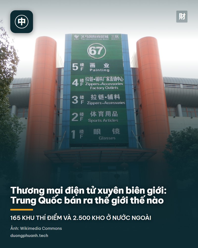 Tòa nhà Cainiao Smart Gateway của tập đoàn Alibaba tại sân bay Hồng Kông, khối nhà hiện đại nhiều tầng nằm dưới chân núi xanh, có bãi và cột đèn chiếu sáng phía trước