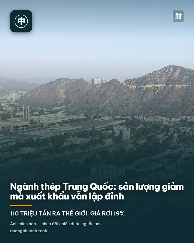 Toàn cảnh khu liên hợp gang thép Phàn Chi Hoa (Pangang) về đêm, hàng nghìn ngọn đèn vàng cam sáng rực giữa thung lũng núi, một con sông chảy phía trước, bầu trời xanh thẫm