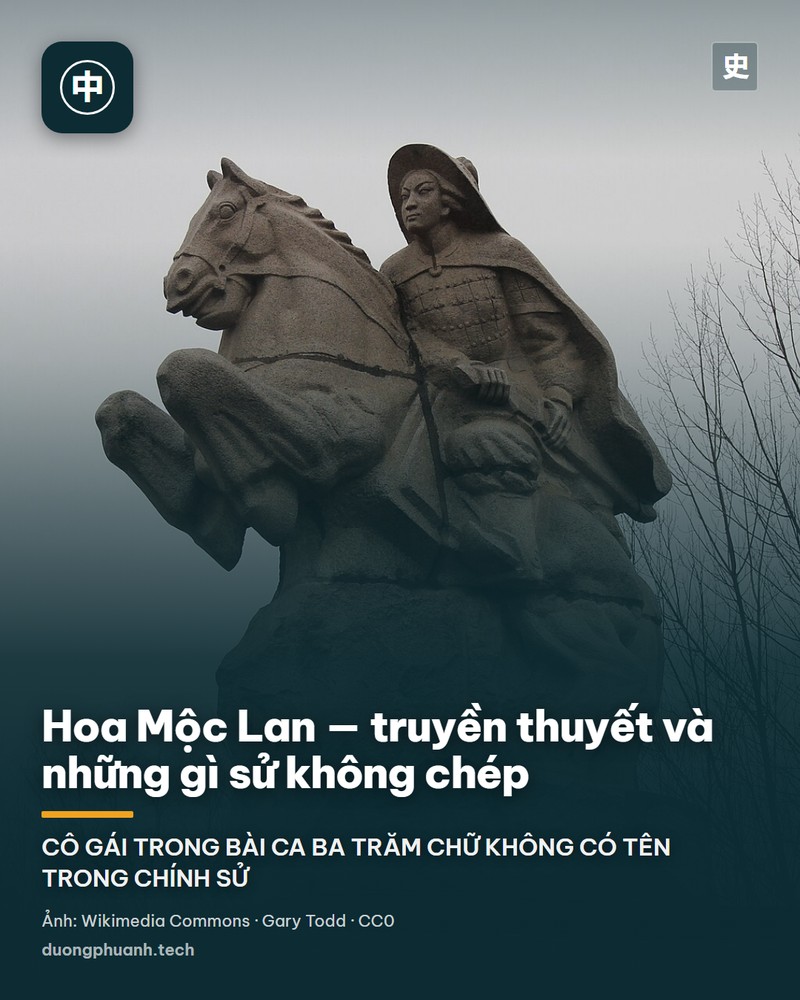 Tranh lụa thế kỷ 18 vẽ Mộc Lan trong trang phục nữ: áo trong màu xanh lá, khăn choàng đỏ buông hai bên vai, hai tay cầm quạt, bên hông đeo túi thêu và những dải tua, nền lụa úa vàng