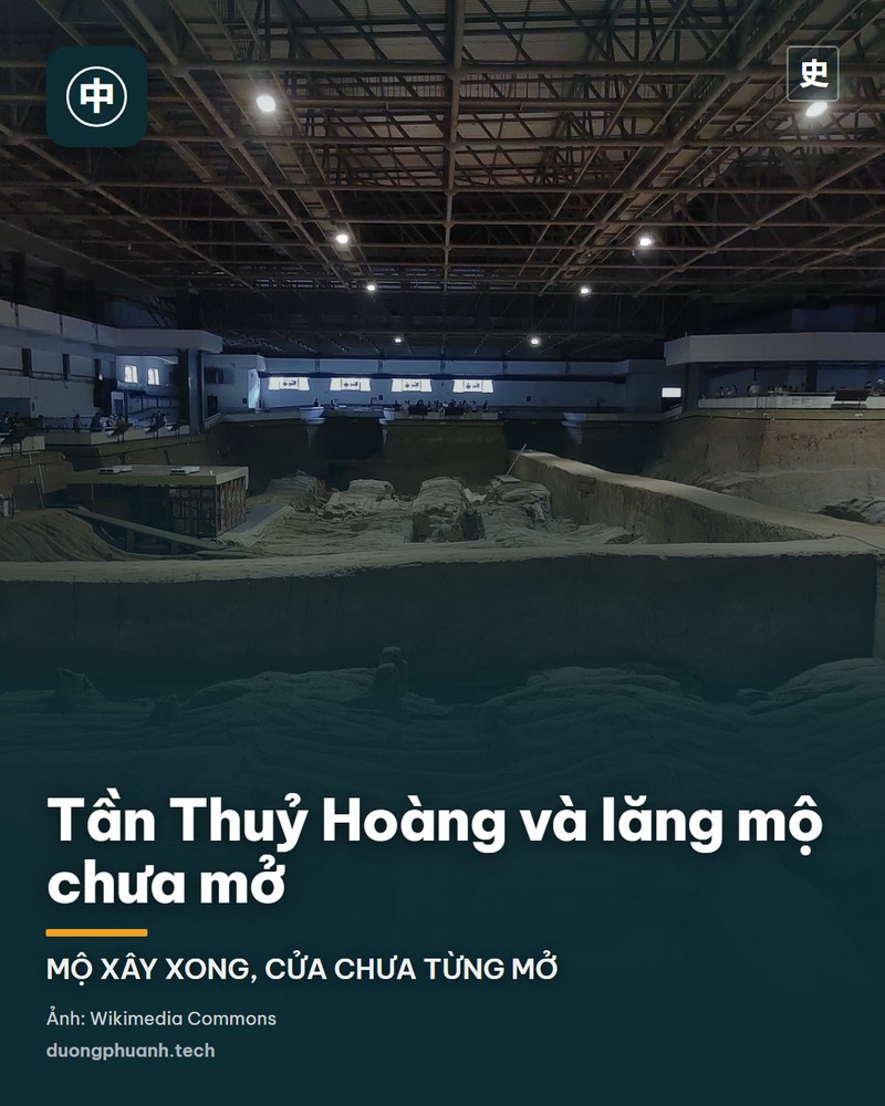 Cận cảnh một tượng binh mã đất nung trong hố số 1 ở khu lăng Tần Thuỷ Hoàng: chiến binh mặc giáp trấn có ô vuông và đinh tán, tay nắm chuôi vũ khí, khuôn mặt còn nguyên nét, buộc dây sau gáy