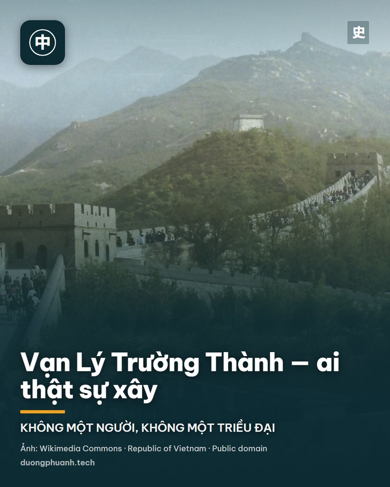 Vạn Lý Trường Thành đoạn Kim Sơn Lĩnh uốn lượn theo sống núi xanh, nhiều tháp canh nối nhau trên các đỉnh, phía xa là dãy núi trùng điệp dưới nền mây xám