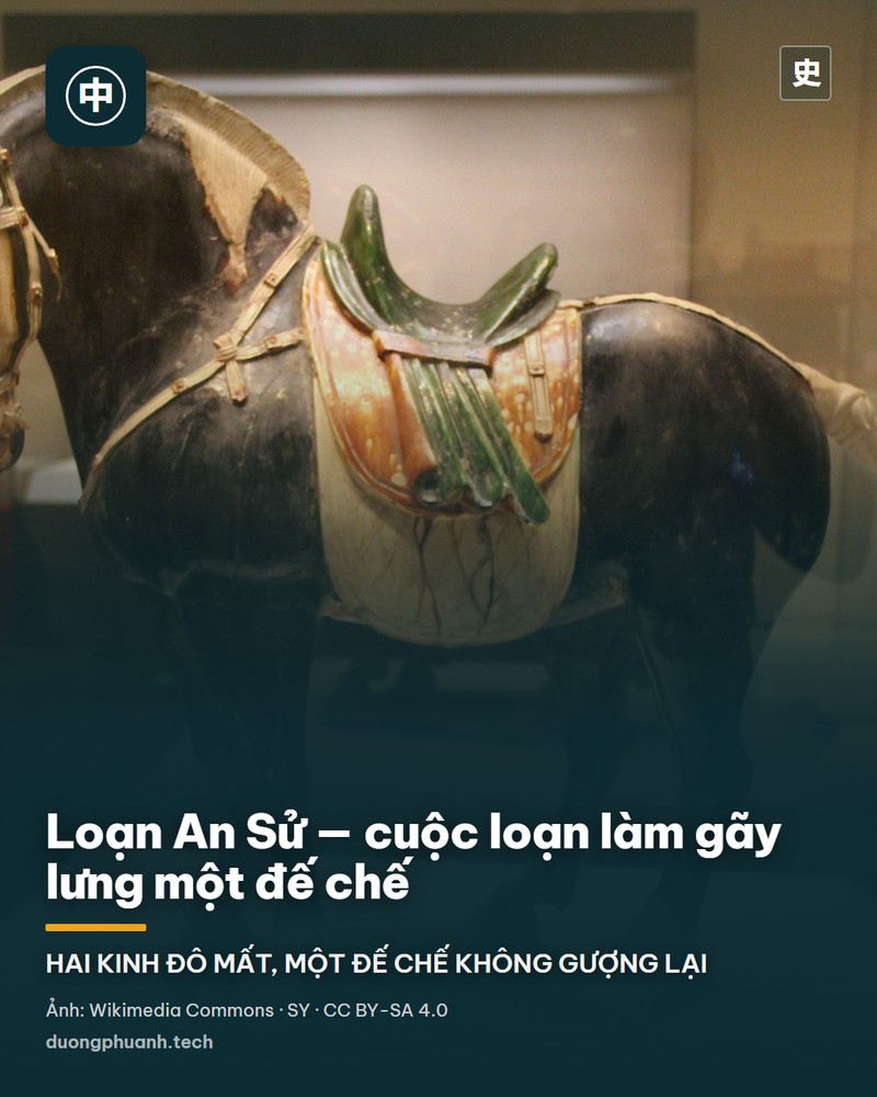 Tranh lụa cổ vẽ một dãy núi xanh lam dựng đứng có sương trắng vắt ngang, dưới thung lũng là đoàn người và ngựa nối nhau đi qua rừng cây, phía trên góc tranh là dòng chữ Hán và các ấn triện đỏ