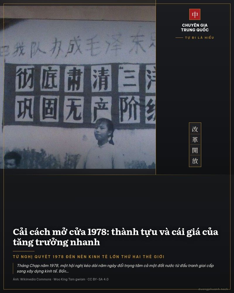 Ảnh màu chụp Đặng Tiểu Bình mặc áo bành tô đen kiểu Trung Sơn, đứng giữa, bên cạnh là Thủ tướng Nhật Fukuda Takeo mặc vest và thắt cà vạt, cả hai đang tươi cười trong một cuộc gặp năm 1978.