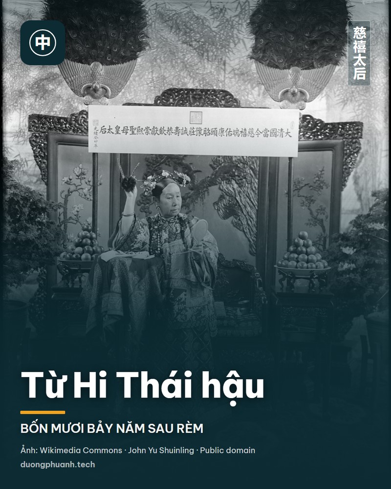 Từ Hi Thái hậu trong triều phục thêu kín ngồi giữa hai bàn mâm quả