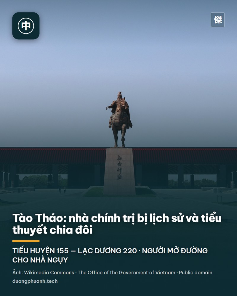 Ảnh chụp một diễn viên kinh kịch trong vai Tào Tháo: khuôn mặt bôi trắng, hai vệt lông mày đen đậm kéo dài, chòm râu đen dài che kín ngực, đội mũ đen có hai cánh dài vểnh sang hai bên, khoác áo đỏ thêu kim tuyến, nền phông đỏ rực
