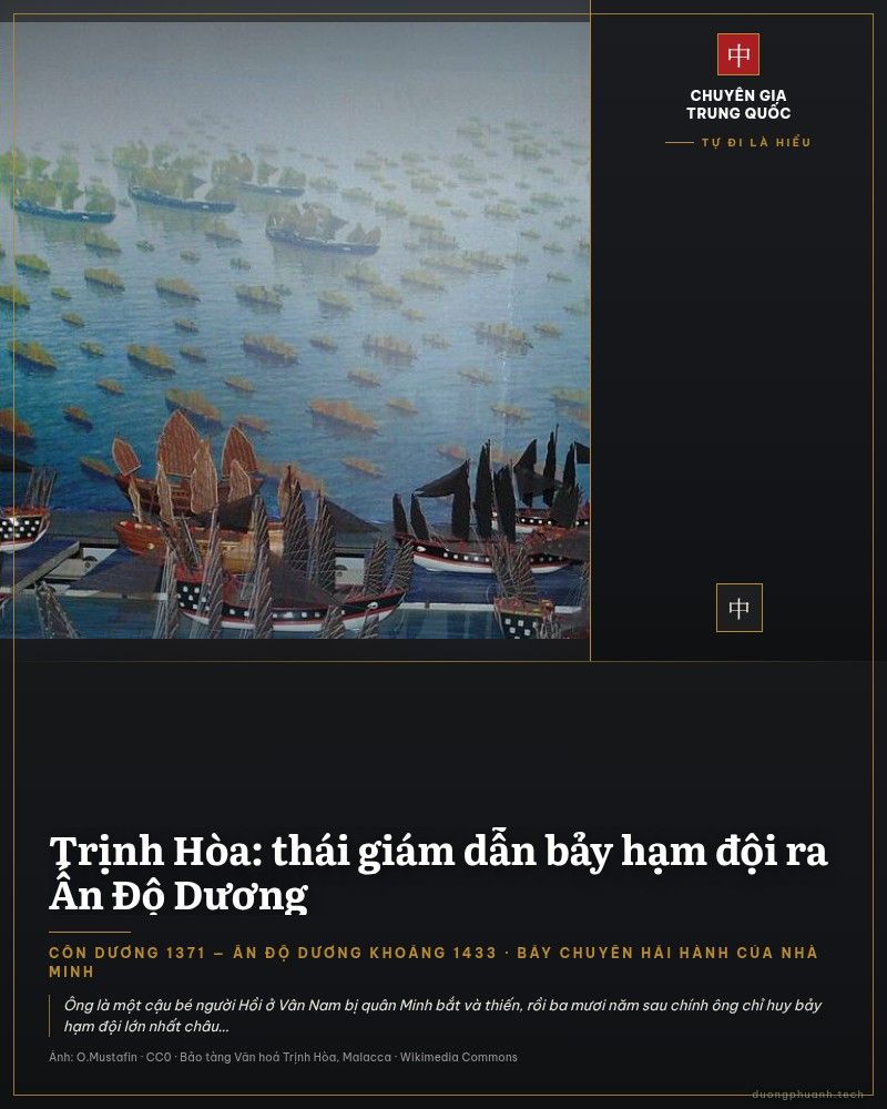 Mô hình hạm đội báu vật nhà Minh trong bảo tàng ở Malacca: hàng chục thuyền gỗ nhiều buồm nâu và đen bày trên nền nước xanh, mũi thuyền sơn đỏ có chấm trắng, phía sau là tranh vẽ biển rộng và núi xanh